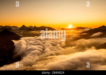 Sonnenuntergang und das Sammeln von dichtem Hochnebel über dem Achensee im Karwendel, vom Ebener Joch im Rofangebirge aus gesehen Stockfoto