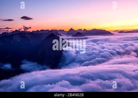 Hoher Nebel zieht über den Achensee und den Karwendel in Richtung Inntal. Fotografiert nach Sonnenuntergang vom Ebener Joch in Rofan. Stockfoto