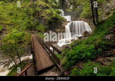 Die Holzbrücke an den Kuhfluchtfällen bei Farchant im Spätsommer, wenn es regnet Stockfoto