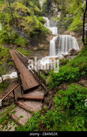 Die Holzbrücke an den Kuhfluchtfällen bei Farchant im Spätsommer, wenn es regnet Stockfoto