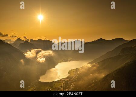 Goldenes Licht, Sonne und Lichtwolken über dem Achensee und dem Karwendel im Hintergrund. Fotografiert vom rofan. Stockfoto