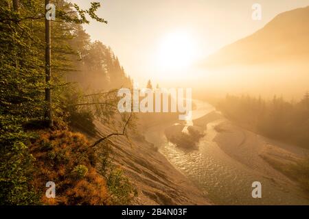 Morgendliche goldene Nebelstimmung auf den Isarwiesen im Karwendel bei Wallgau Stockfoto