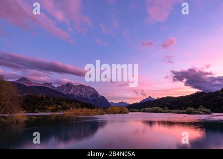 Sonnenuntergang an den Isarstauseen bei Krün, im Hintergrund das Karwendelgebirge im Herbst. Stockfoto