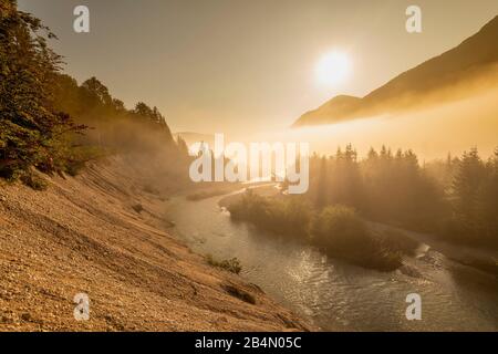 Morgendliche goldene Nebelstimmung auf den Isarwiesen im Karwendel bei Wallgau Stockfoto