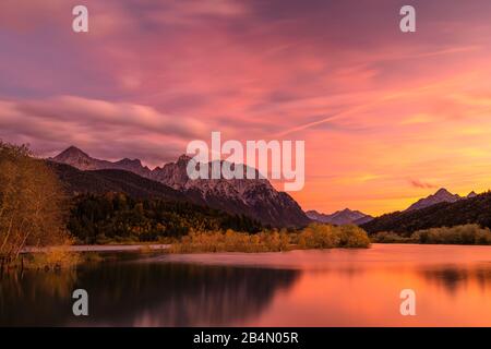 Sonnenuntergang an den Isarstauseen bei Krün, im Hintergrund das Karwendelgebirge im Herbst. Stockfoto