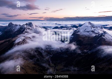 Wolkenmeer über dem Karwendel mit Laliderertal, Mahnkopf, Laliderer Falk, Rißer Falk, Gumpenspitze, Gamsjoch, Ruederkarspitze und Roßkopfspitze. Kurz nach Sonnenaufgang im späten Herbst von der Lalidererspitze aus geschossen. Stockfoto