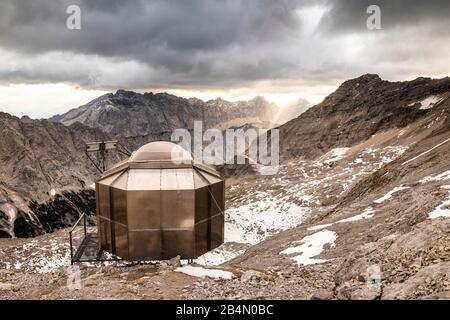 Das Karl-Schuster Biwak im Karwendel, kurz vor Sonnenuntergang mit Wolkenkenstimmung. Stockfoto