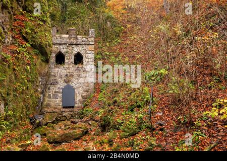 Kleiner historischer Turm auf Schloss Schneeberg in Slowenien im Herbst Stockfoto