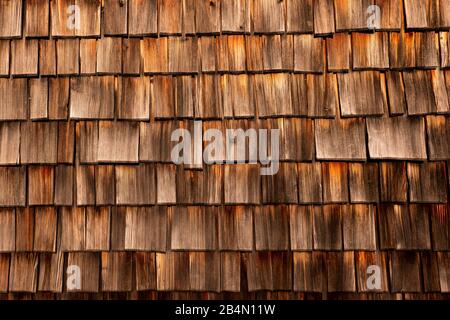 Holzschindeln einer Berghütte in den tirolischen Alpen Stockfoto