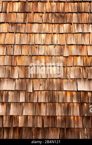 Holzschindeln einer Berghütte in den tirolischen Alpen Stockfoto