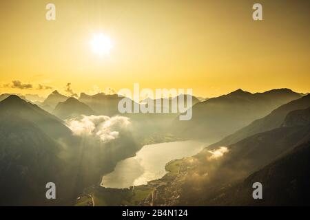 Goldener Sonnenuntergang über dem Achensee mit leichten Wolken auf dem Karwendelgebirge Stockfoto
