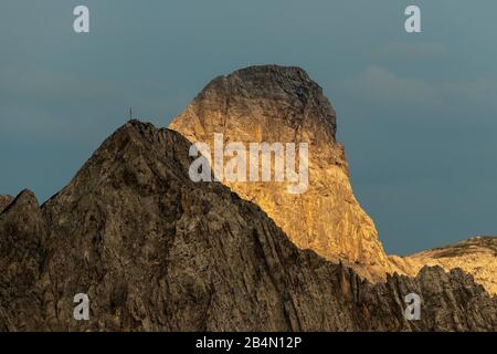 Großer und kleiner Solstein im Karwendel im Sonnenlicht, auf dem kleinen Solstein am Gipfel eine Schar überqueren. Stockfoto