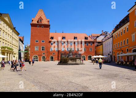 Justitia-Brunnen und neue Waag am Haidplatz, Altstadt Regensburg, Oberpfalz, Bayern, Deutschland Stockfoto