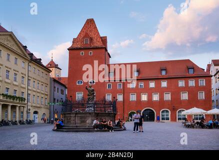 Justitia-Brunnen und neue Waag am Haidplatz, Altstadt Regensburg, Oberpfalz, Bayern, Deutschland Stockfoto