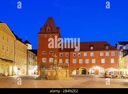 Justitia-Brunnen und neue Waag am Haidplatz, Altstadt Regensburg, Oberpfalz, Bayern, Deutschland Stockfoto