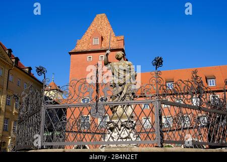 Justitia-Brunnen und neue Waag am Haidplatz, Altstadt Regensburg, Oberpfalz, Bayern, Deutschland Stockfoto