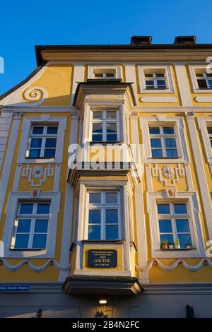 Ehemaliges Gasthaus weißes Lamm mit Goethe-Gedenkplakette in der Altstadt, Regensburg, Oberpfalz, Bayern, Deutschland Stockfoto
