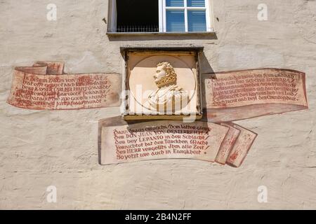 Aufschrift zur Geburt von Don Juan aus Österreich an der Fassade des Goldenen Kreuzes am Haidplatz, Regensburger Altstadt, Oberpfalz, Bayern, Deutschland Stockfoto