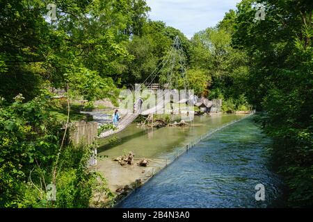 Hängebrücke, Auer Mühlbach, Hellabrunn Zoo, München, Bayern, Deutschland Stockfoto