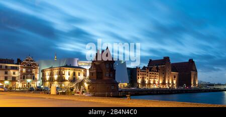 Deutschland, Mecklenburg-Vorpommern, Stralsund, Ozeaneum, Hotels, Restaurants und Geschäfte am Hafen, blaue Stunde Stockfoto