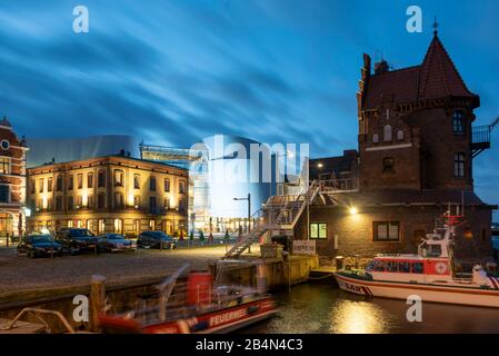 Deutschland, Mecklenburg-Vorpommern, Stralsund, Ozeaneum am Hafen Stockfoto