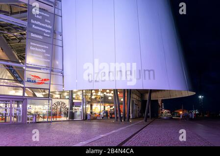 Deutschland, Mecklenburg-Vorpommern, Stralsund, Ozeaneum am Hafen Stockfoto