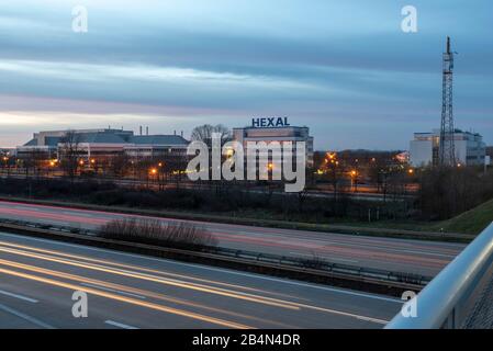 Deutschland, Sachsen-Anhalt, Barleben, Blick auf das Pharmawerk der Salutas Pharma GmbH auf der Autobahn 2 bei Magdeburg. Salutas ist eine Tochtergesellschaft der Hexal AG. Stockfoto