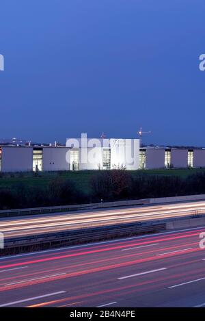 Deutschland, Sachsen-Anhalt, Barleben, Blick auf die Druckerei der Sattler Media Group auf der Autobahn 2 bei Magdeburg. Das Unternehmen hat zwei weitere Standorte in Hornburg und in Hildesheimer in Niedersachsen. Stockfoto