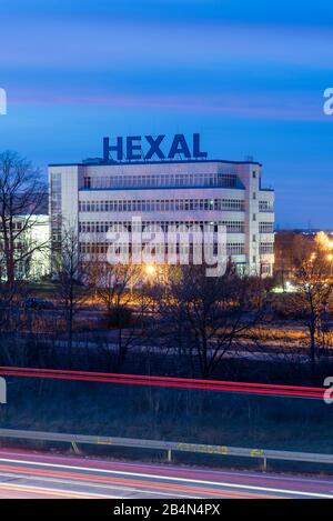 Deutschland, Sachsen-Anhalt, Barleben, Blick auf das Pharmawerk der Salutas Pharma GmbH auf der Autobahn 2 bei Magdeburg. Salutas ist eine Tochtergesellschaft der Hexal AG. Stockfoto