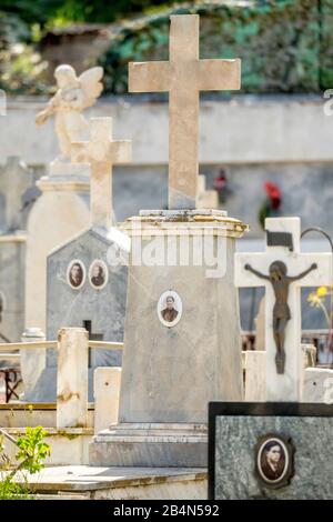 Friedhof in Panarea, Gräber, Gräber mit Bildern von Verstorbenen, Äolischen Inseln, Äolischen Inseln, Tyrrhenischem Meer, Süditalien, Europa, Sizilien, Italien Stockfoto