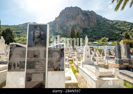 Friedhof in Panarea, Gräber, Gräber mit Bildern von Verstorbenen, Äolischen Inseln, Äolischen Inseln, Tyrrhenischem Meer, Süditalien, Europa, Sizilien, Italien Stockfoto