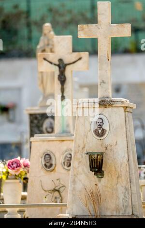 Friedhof in Panarea, Gräber, Gräber mit Bildern von Verstorbenen, Äolischen Inseln, Äolischen Inseln, Tyrrhenischem Meer, Süditalien, Europa, Sizilien, Italien Stockfoto