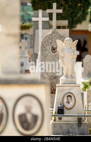 Friedhof in Panarea, Gräber, Gräber mit Bildern von Verstorbenen, Äolischen Inseln, Äolischen Inseln, Tyrrhenischem Meer, Süditalien, Europa, Sizilien, Italien Stockfoto