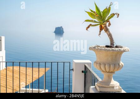 Strombolicchio, die turmartige Klippe vor dem Vulkan Stromboli mit Leuchtturm, Lipari, Äolischen Inseln, Äolischen Inseln, Tyrrhenischem Meer, Süditalien, Europa, Sizilien, Italien Stockfoto