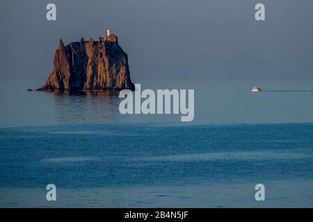 Strombolicchio, die turmartige Klippe vor dem Vulkan Stromboli mit Leuchtturm, Lipari, Äolischen Inseln, Äolischen Inseln, Tyrrhenischem Meer, Süditalien, Europa, Sizilien, Italien Stockfoto