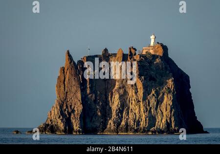 Strombolicchio, die turmartige Klippe vor dem Vulkan Stromboli mit Leuchtturm, Lipari, Äolischen Inseln, Äolischen Inseln, Tyrrhenischem Meer, Süditalien, Europa, Sizilien, Italien Stockfoto