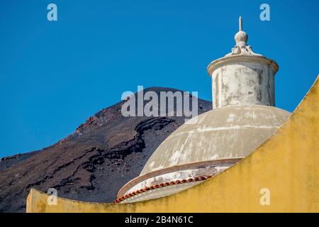 Chiesa di San Vinczo Ferreri, im Hintergrund der Vulkan Stromboli, Stromboli, Äolische Inseln, Äolische Inseln, Tyrrhenisches Meer, Süditalien, Europa, Sizilien, Italien Stockfoto