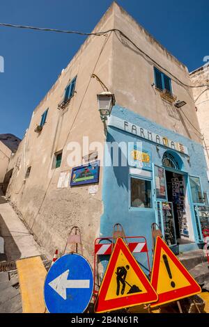 Apotheke in Stromboli, Baustelle und Verkehrsschilder, Äolische Inseln, Äolische Inseln, Tyrrhenisches Meer, Süditalien, Europa, Sizilien, Italien Stockfoto