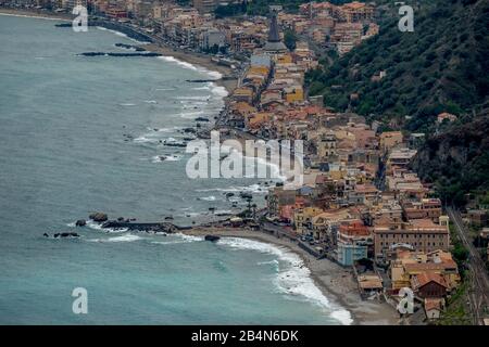 Wohnhäuser am Strand und an der Küste von Taormina, Taormina, Süditalien, Europa, Sizilien, Italien Stockfoto