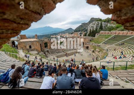 Das Theater Antico di Taormina, Amphitheater, Ruinen des antiken Theaters Taorminas mit Blick auf den Ätna, Taorminas, Süditalien, Europa, Sizilien, Italien Stockfoto