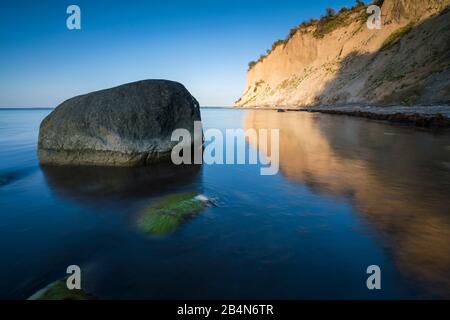 Ostsee am Abend Licht, lange Belichtung, Strand mit Steinen, die vom Wasser gewaschen werden, Stockfoto