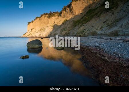 Ostsee am Abend Licht, lange Belichtung, Strand mit Steinen, die vom Wasser gewaschen werden, Stockfoto