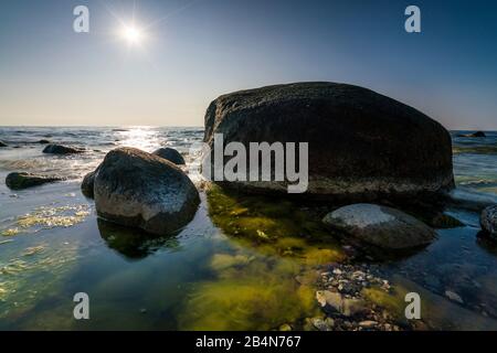 Ostsee am Abend Licht, lange Belichtung, Strand mit Steinen, die vom Wasser gewaschen werden, Stockfoto