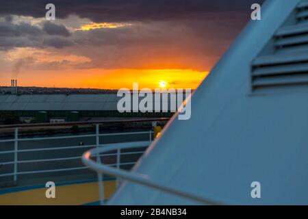 Sonnenuntergang auf Kreuzfahrtschiff, Port Louis, Republik Mauritius, Indischer Ozean Stockfoto