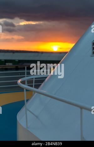 Sonnenuntergang auf Kreuzfahrtschiff, Port Louis, Republik Mauritius, Indischer Ozean Stockfoto