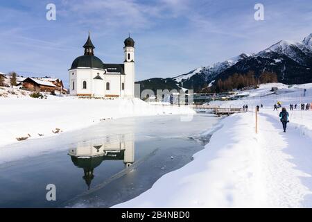 Seefeld in Tyrol, Kirche Seekirche, Bach Raabach in der Olympiaregion Seefeld, Tyrol, Österreich Stockfoto