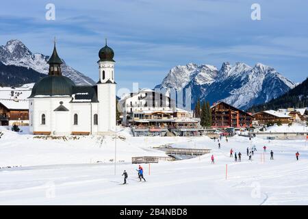 Seefeld in Tyrol, Kirche Seekirche, Loipiste, Bergkarwendel in der Olympiaregion Seefeld, Tyrol, Österreich Stockfoto