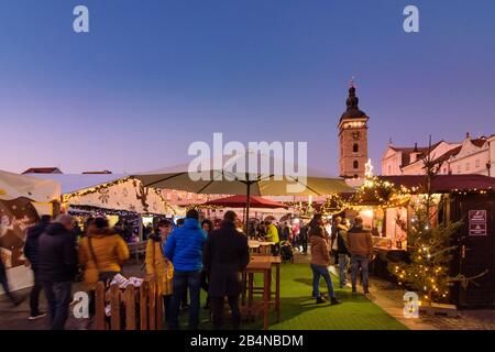 Ceske Budejovice (Budweis), Hauptplatz, schwarzer Turm, Samson-Brunnen, Weihnachtsmarkt in Jihocesky, Südböhmen, Tschechisch Stockfoto