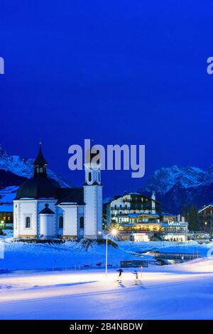 Seefeld in Tyrol, Kirche Seekirche, Loipiste, Bergkarwendel in der Olympiaregion Seefeld, Tyrol, Österreich Stockfoto