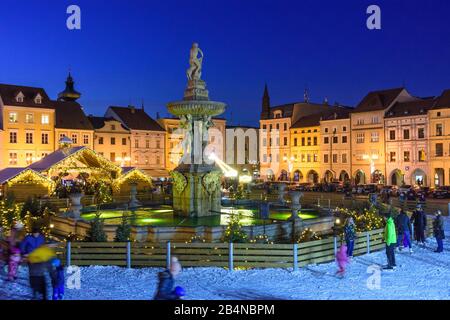 Ceske Budejovice (Budweis), Hauptplatz, Samson-Brunnen, Weihnachtsmarkt, Schlittschuhbahn in Jihocesky, Südböhmen, Tschechisch Stockfoto